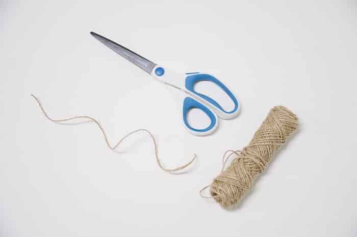 Cut twine with a scissors