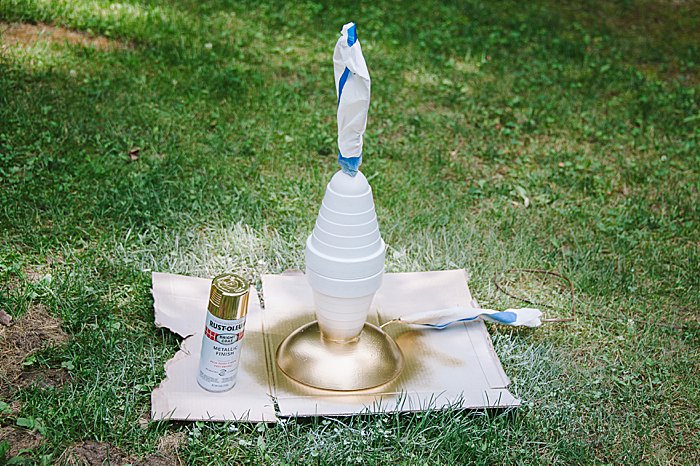 Paint lamp base shiny gold with Rust-o-leum spray paint | easy upcycle ideas