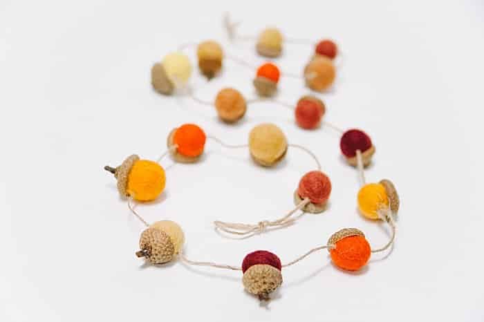 fall garland idea with felted acorns and twine