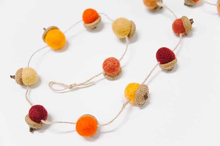 idea for fall garland decoration using felt ball acorns