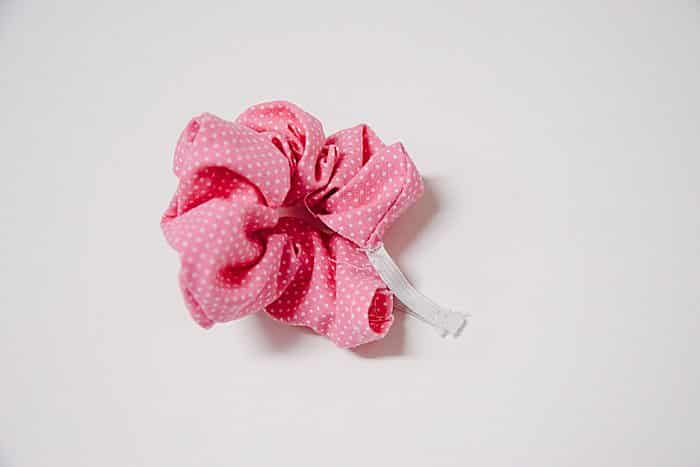 making a DIY scrunchy