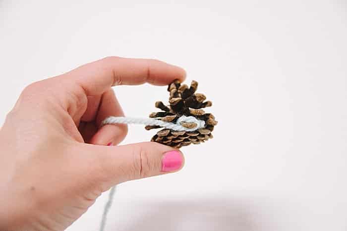 how to Make yarn-wrapped pine cones