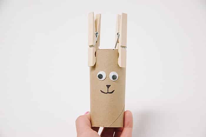 Easy crafts for kids using toilet paper rolls, make a deer using clothes pins!