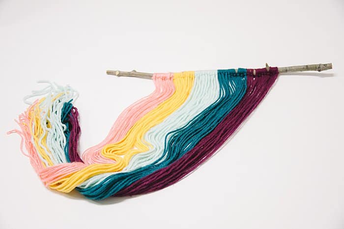 how to make a diy yarn wall hanging _ Easy Yarn Craft Ideas