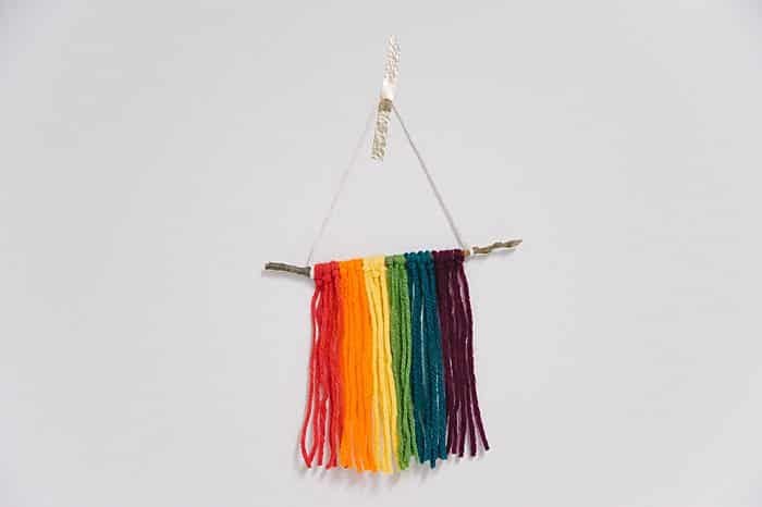 Mini DIY Yarn Wall Hanging Ornament _ Christmas Ornament Ideas