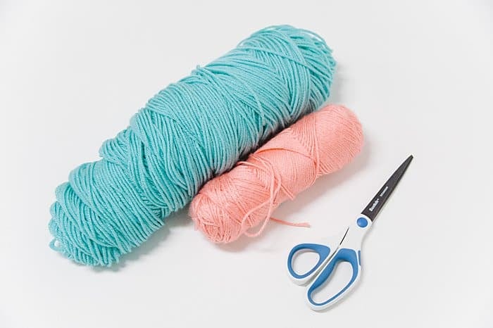 supplies to make a two toned pom pom with yarn