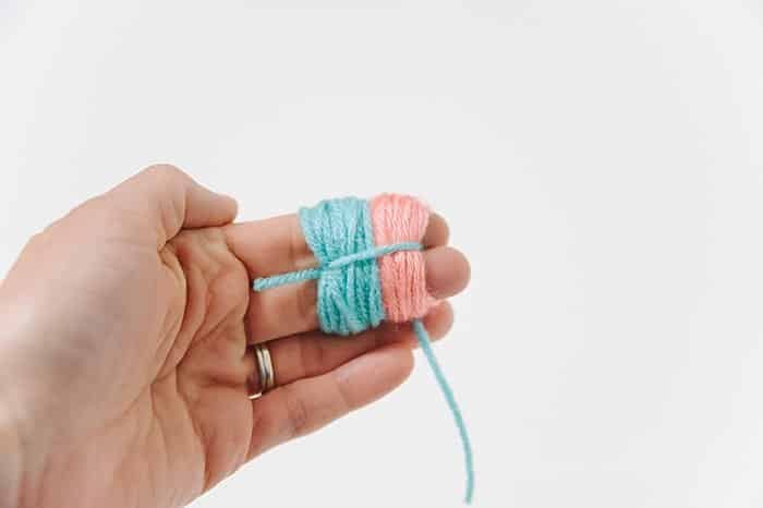 how to make a pom pom with two colors of yarn