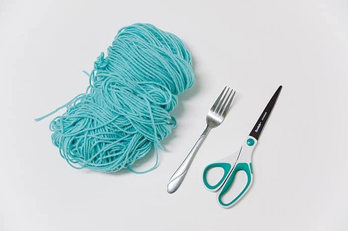 how to make a pom pom with a fork and yarn