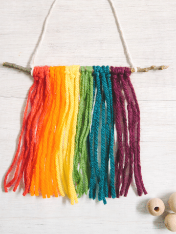 Mini DIY Yarn Wall Hanging Ornament _ Christmas Ornament Ideas