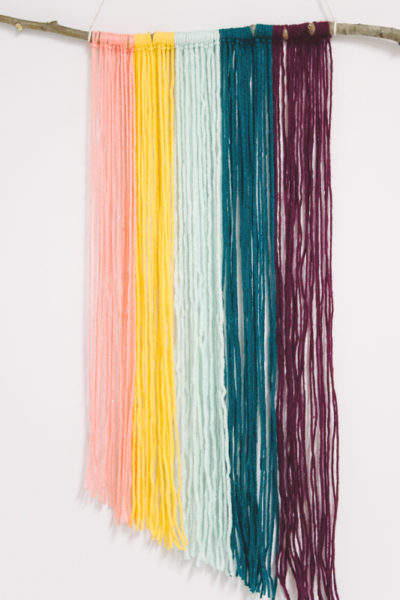 how to make a diy yarn wall hanging _ Easy Yarn Craft Ideas