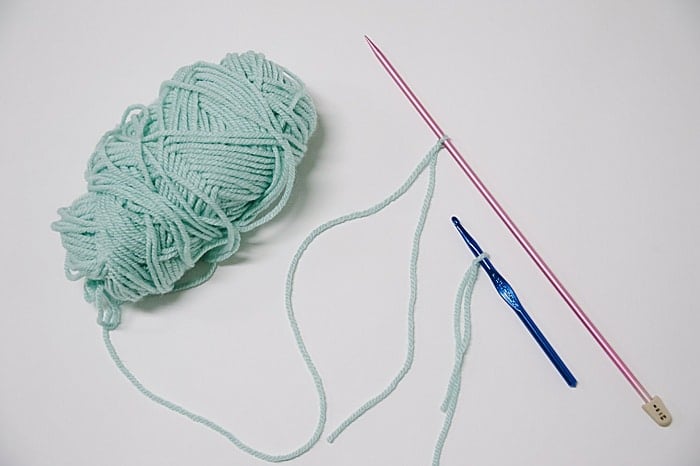slip knots for crochet or knitting projects with yarn