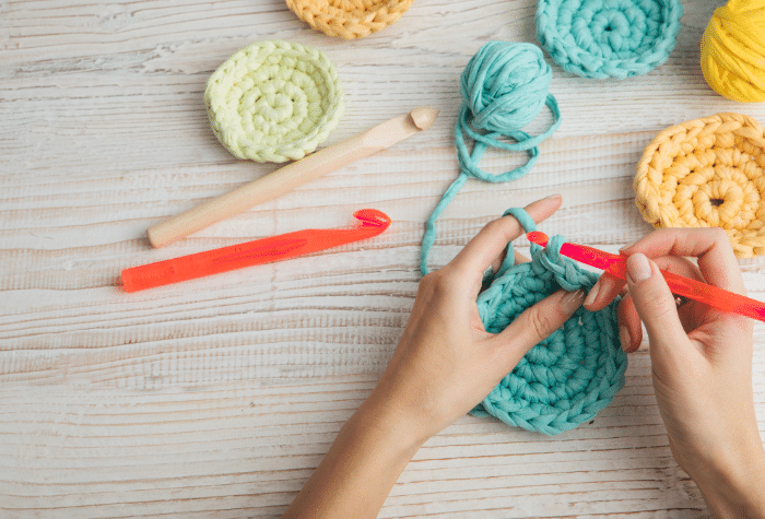 difference between crochet and knitting