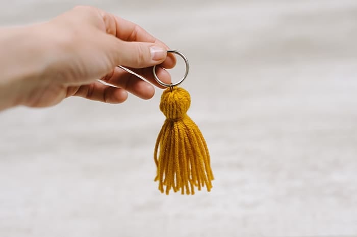 how to make a tassel keychain out of yarn