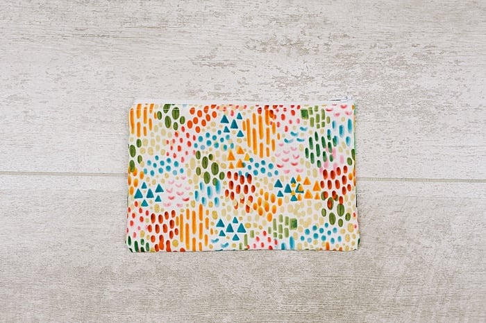 A DIY zipper pouch for beginners. 