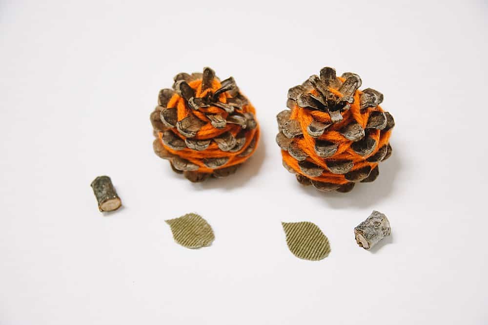 how to make yarn wrapped pinecone pumpkins for easy DIY fall decor