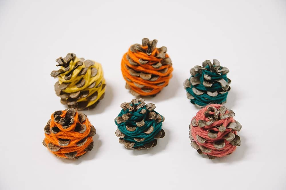 DIY yarn wrapped pine cones for fall