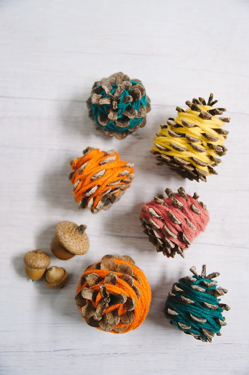 DIY yarn wrapped pinecones for fall