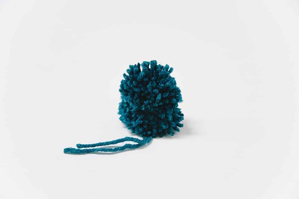 how to make yarn pompoms