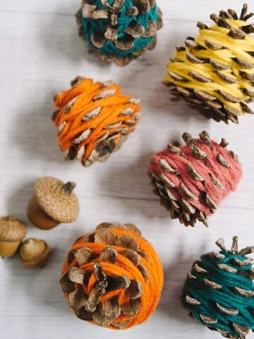 how to make fall yarn wrapped pinecones