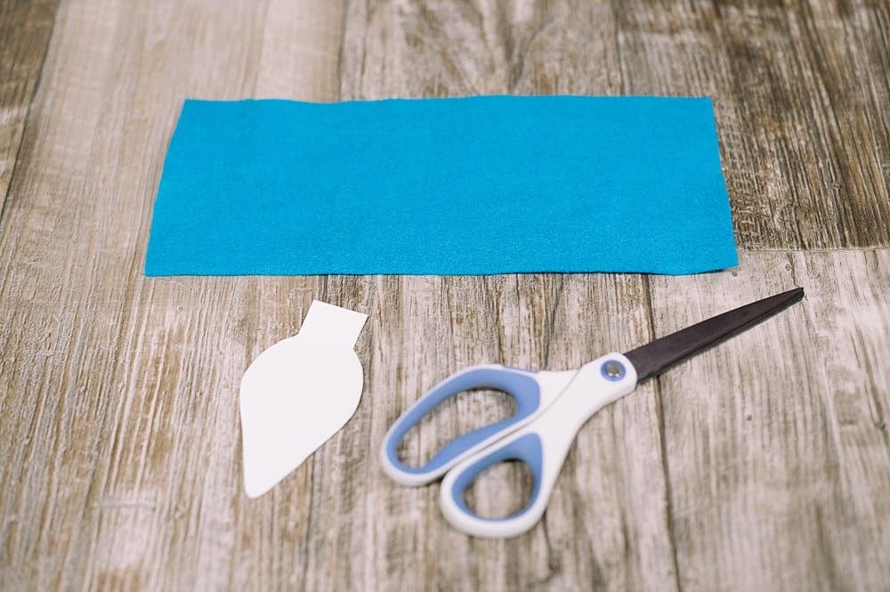 A rectangular piece of felt and a paper lightbulb template.