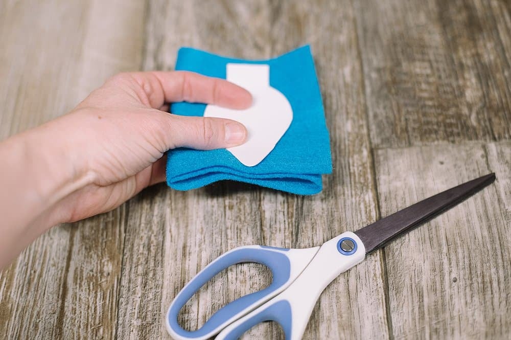 Hold white paper template on top of stacked felt.