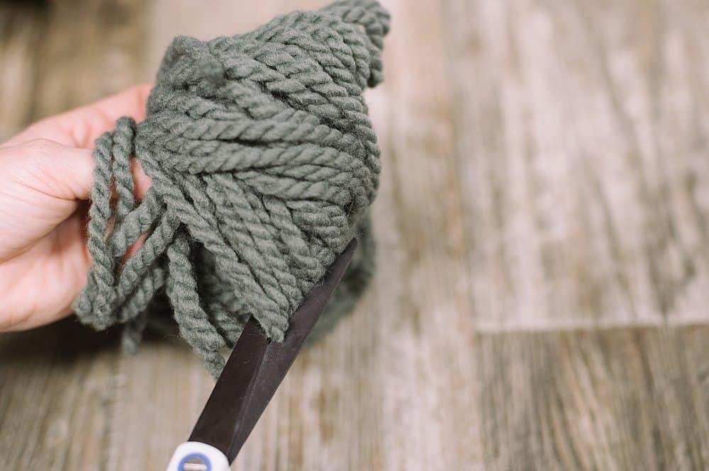 Start by making a yarn tassel as the beard of your gnome.