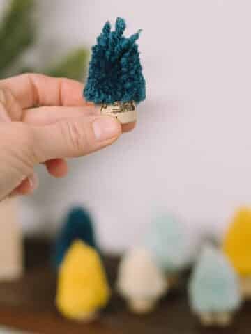 how to make diy yarn pompom trees for Christmas