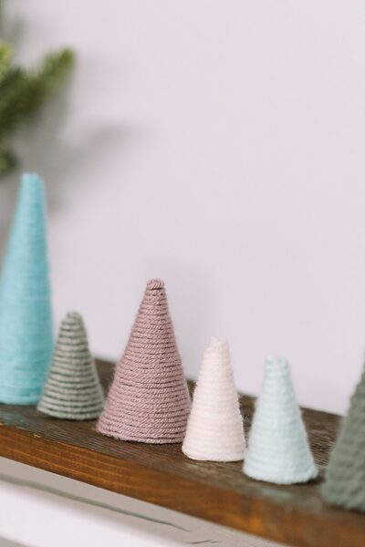 how to make mini christmas trees with paper cones and yarn