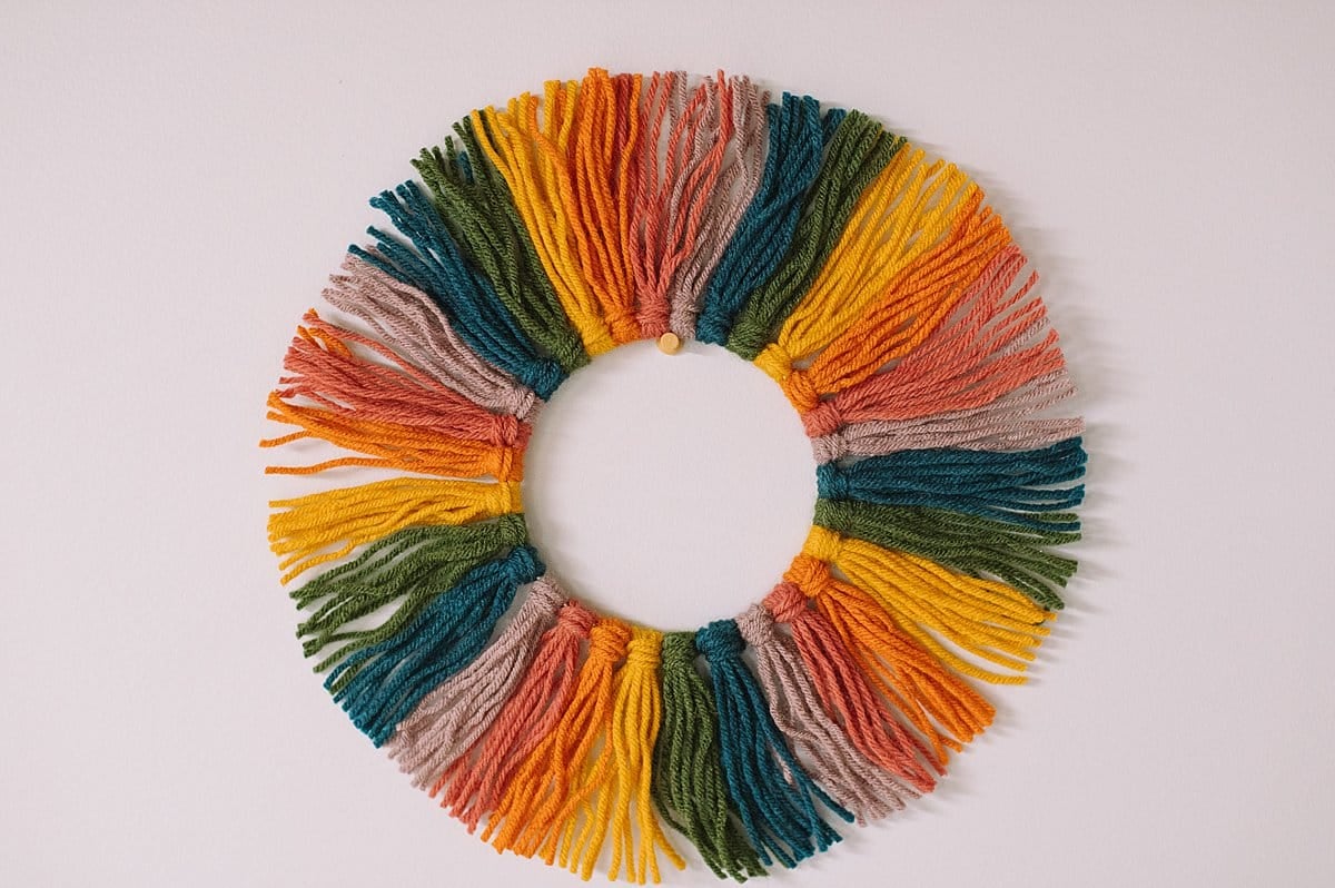 how to make a wreath with rainbow yarn