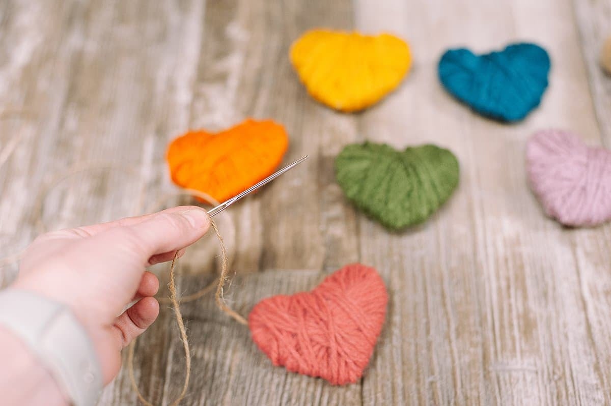 yarn wrapped heart garland tutorial