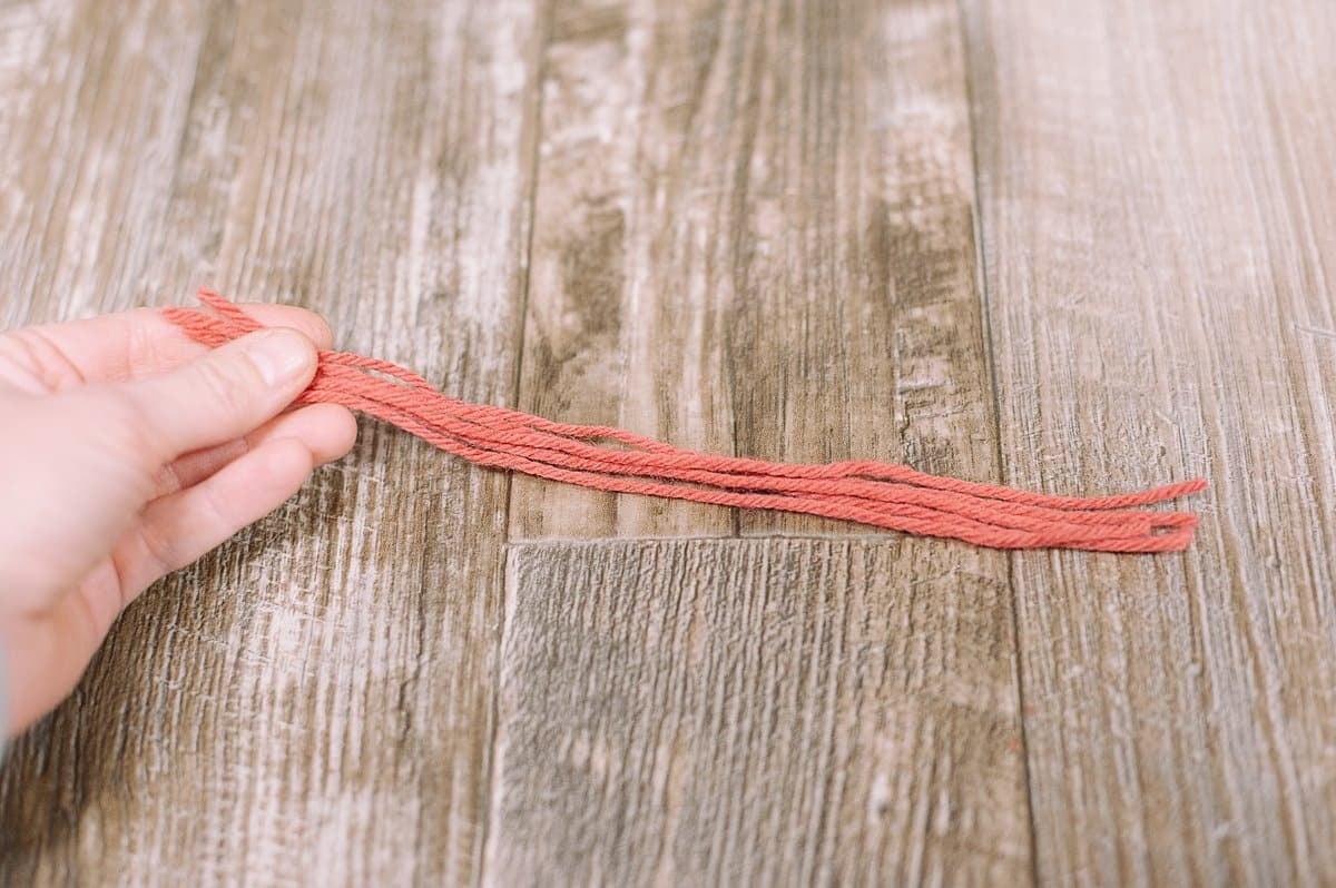 how to make a wreath with rainbow yarn