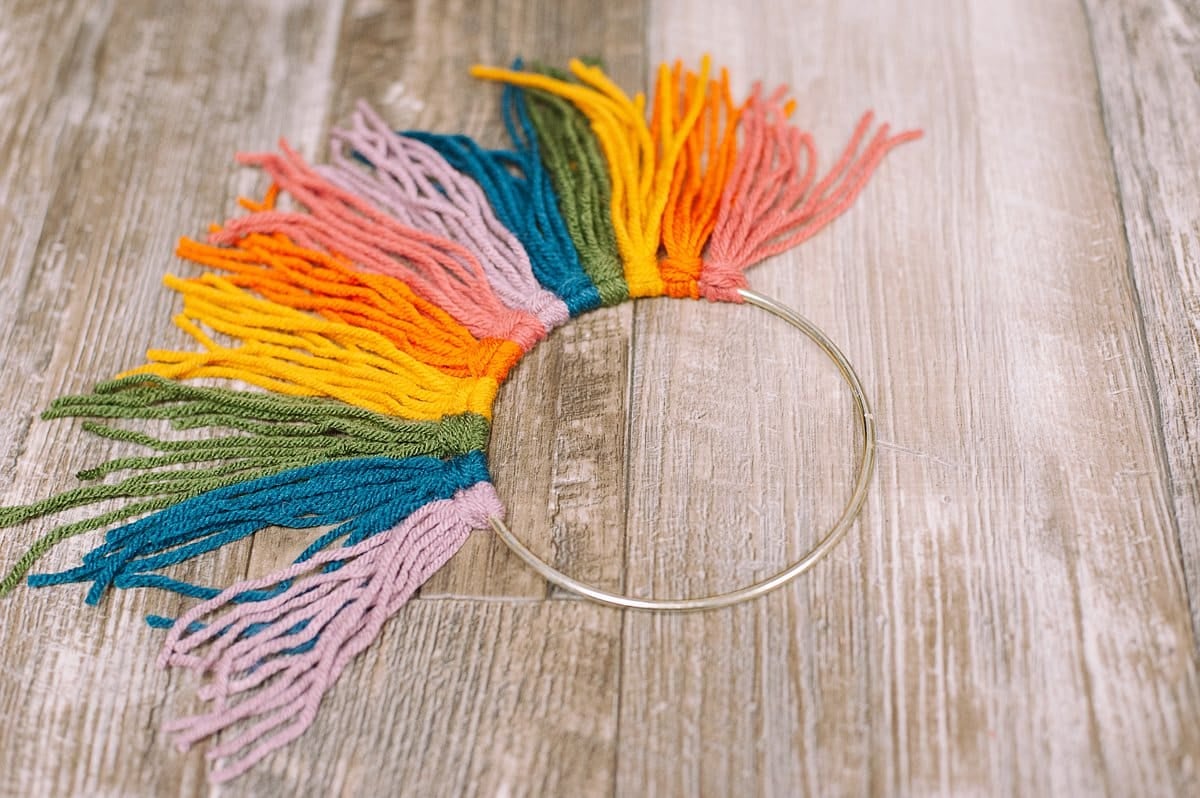 how to make a wreath with rainbow yarn