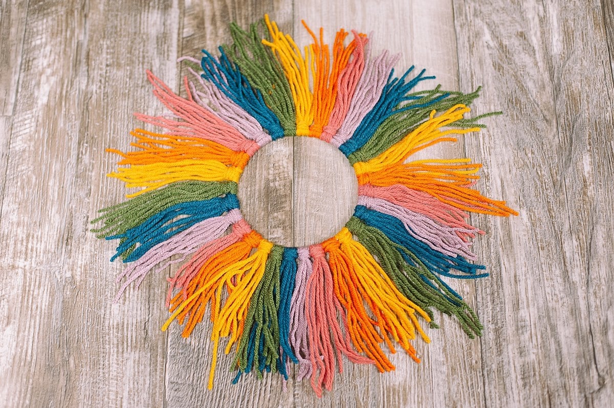 how to make a wreath with rainbow yarn