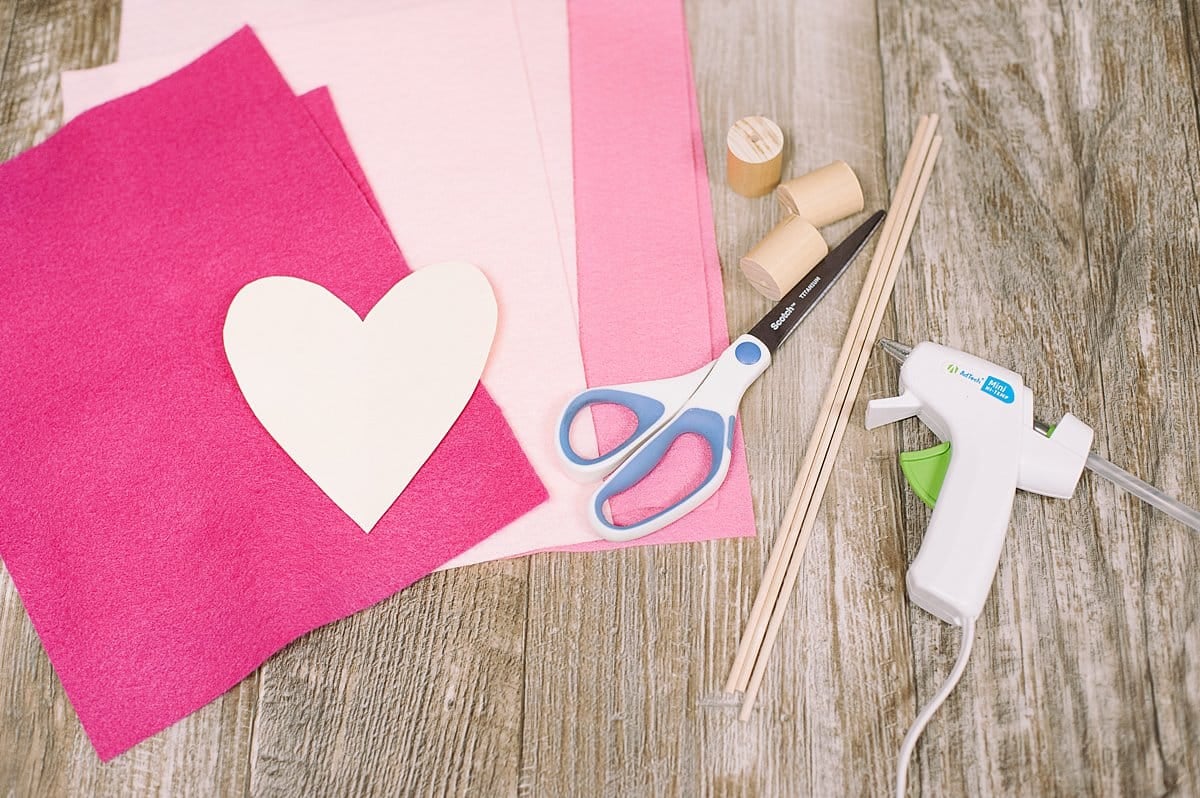 Supplies needed to make felt hearts.