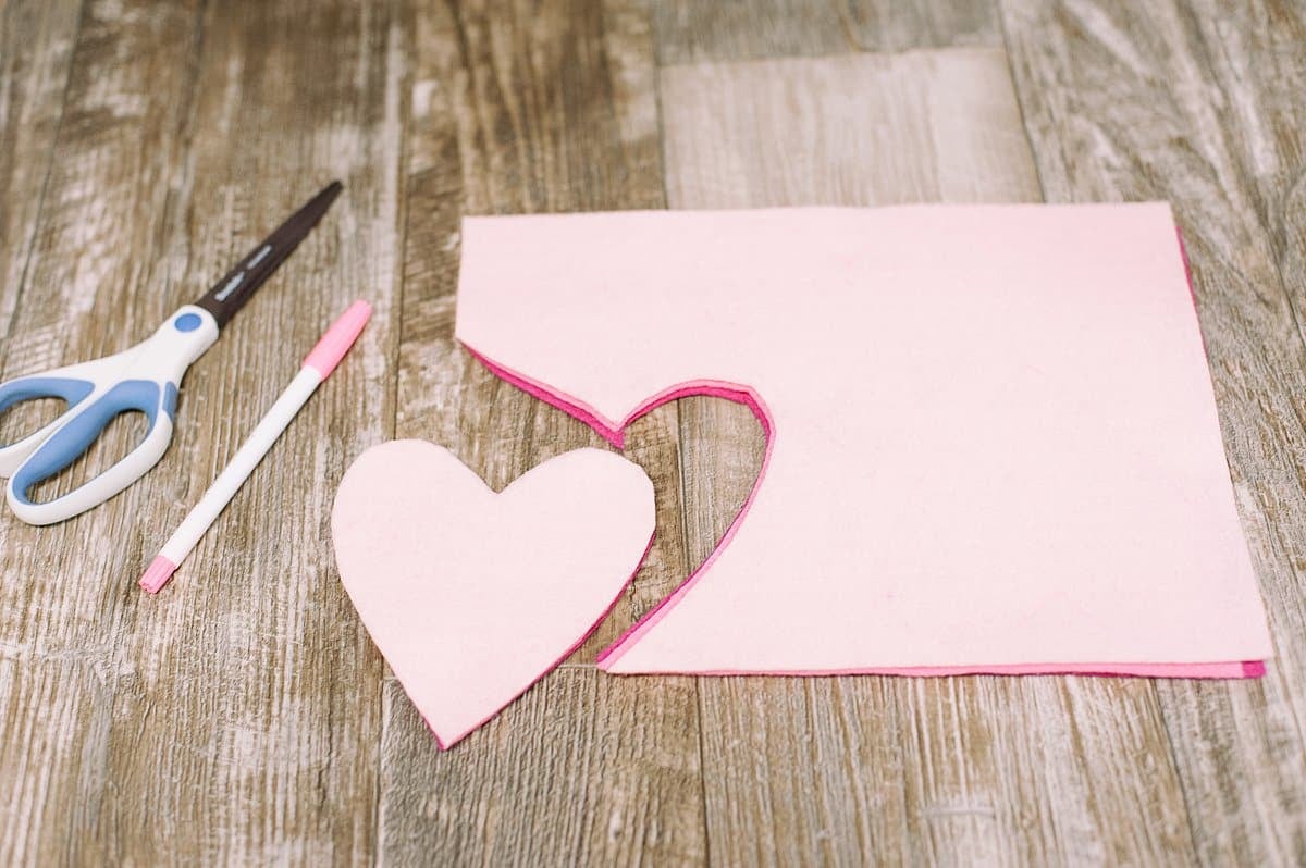 Cut out hearts from felt.