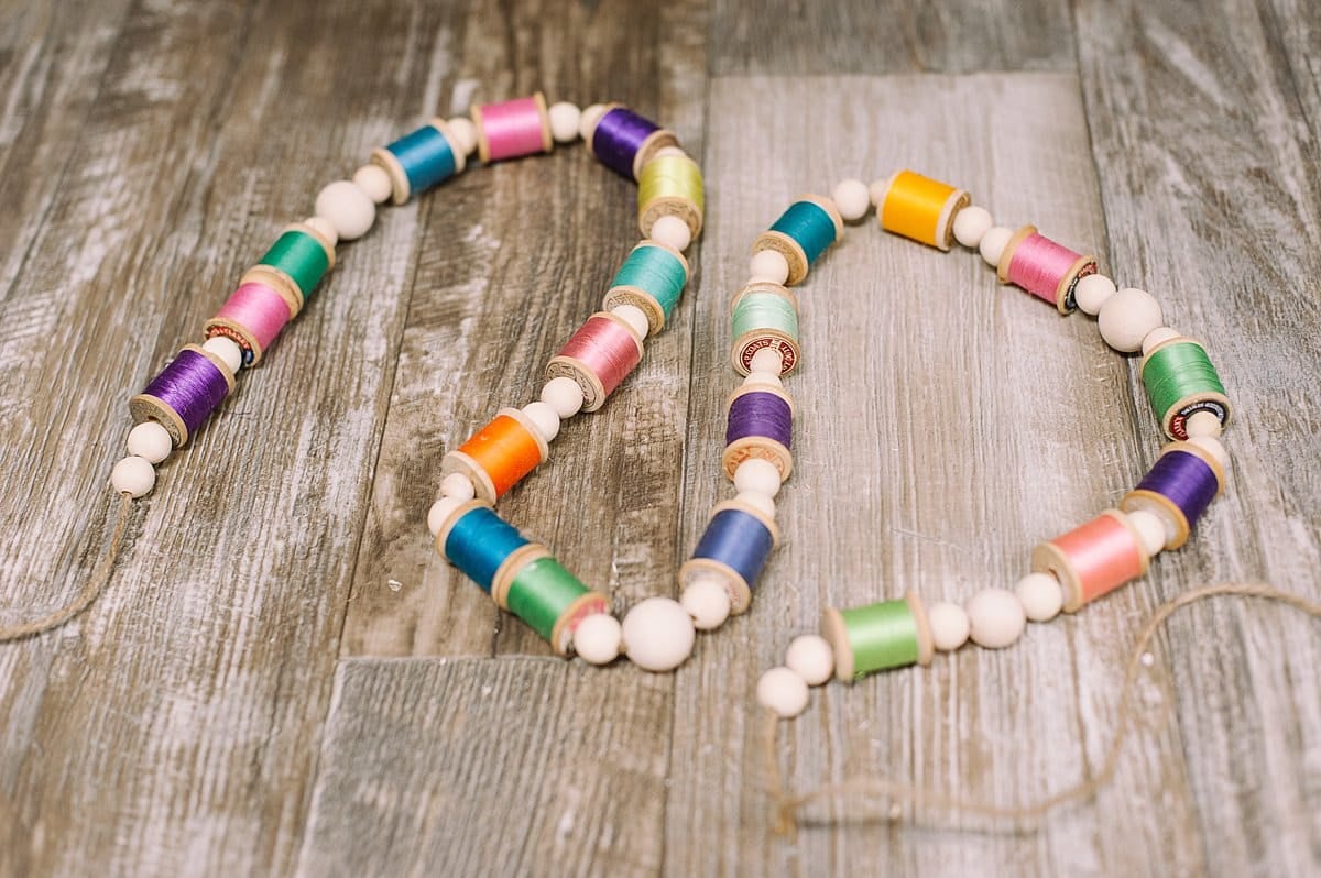 How to make a summer garland of vintage thread spools.