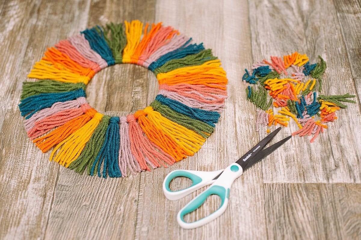 how to make a wreath with rainbow yarn