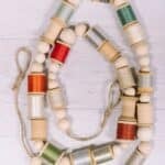 How to make a garland out of thread spools and wooden beads for Christmas.