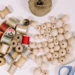 How to make a garland out of thread spools and wooden beads for Christmas.