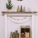 How to make a garland out of thread spools and wooden beads for Christmas.