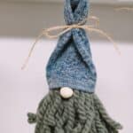 How to make a yarn and sock gnome garland for Christmas.