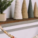How to make a garland out of thread spools and wooden beads for Christmas.
