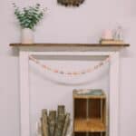 How to make a spring garland with wooden beads and pastel thread spools.