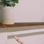 How to make a spring garland with wooden beads and pastel thread spools.