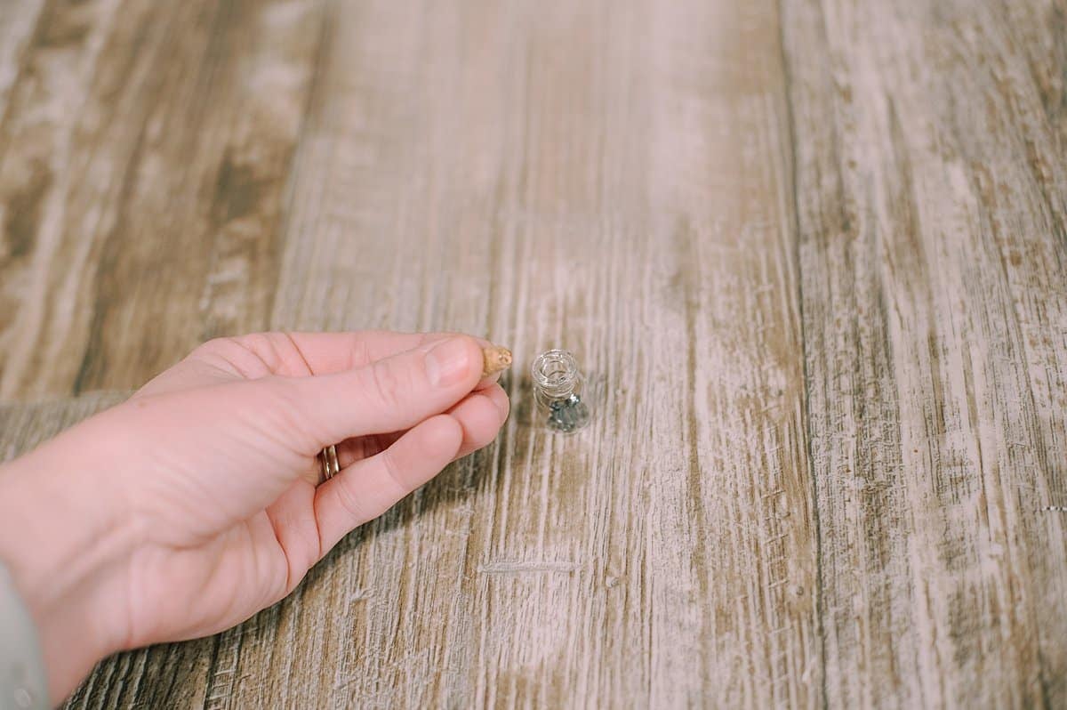 tiny cork to plug glass jar