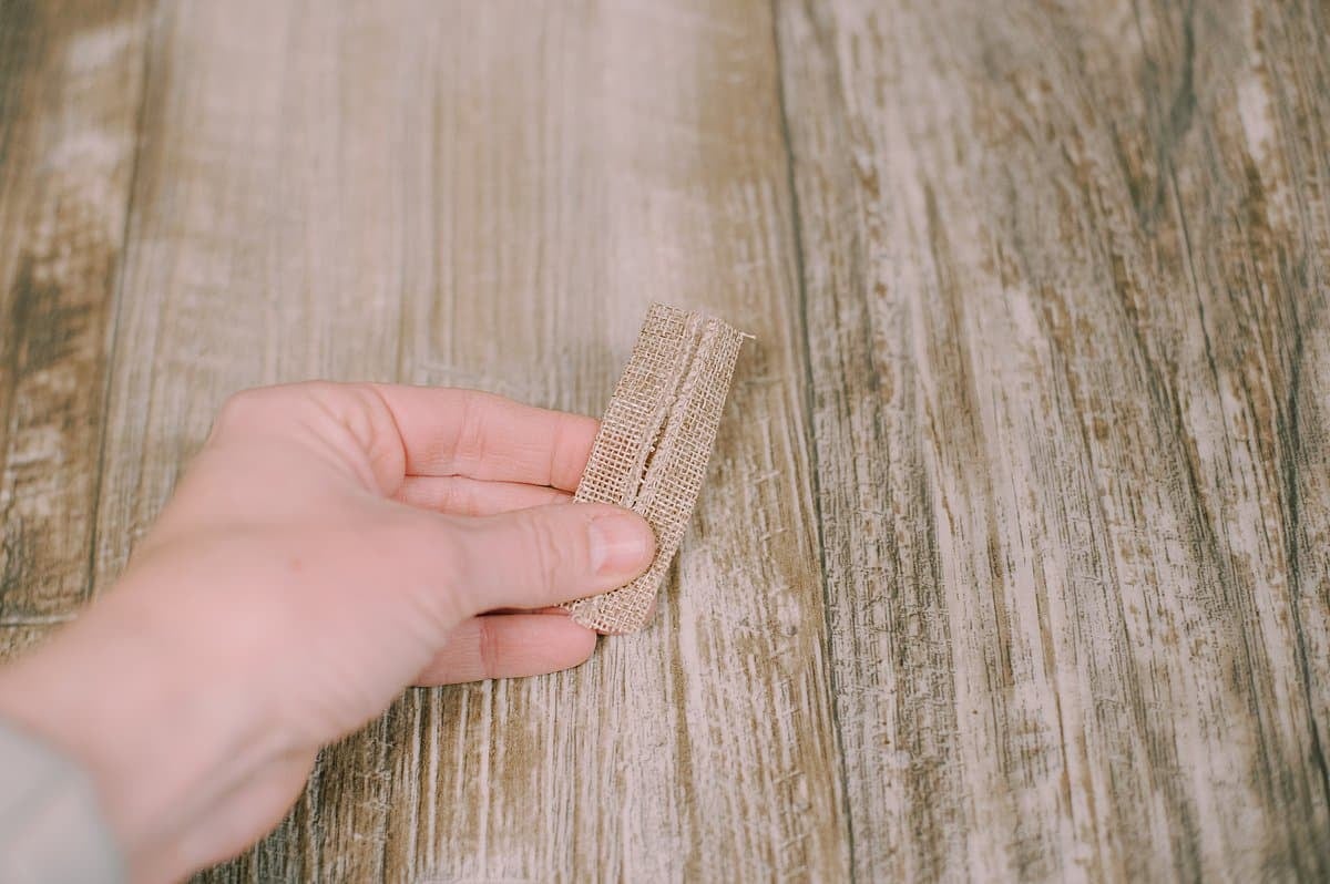 burlap strip in the middle of a bow