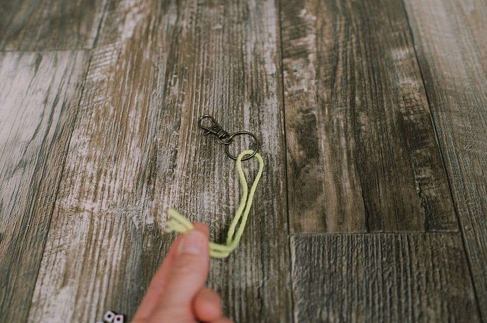 how to make back to school keychains with tassels made of yarn