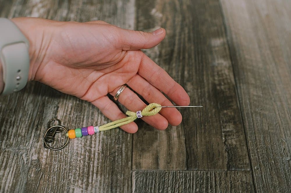 how to make back to school keychains with tassels made of yarn