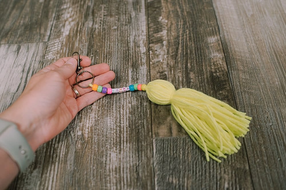 how to make back to school keychains with tassels made of yarn