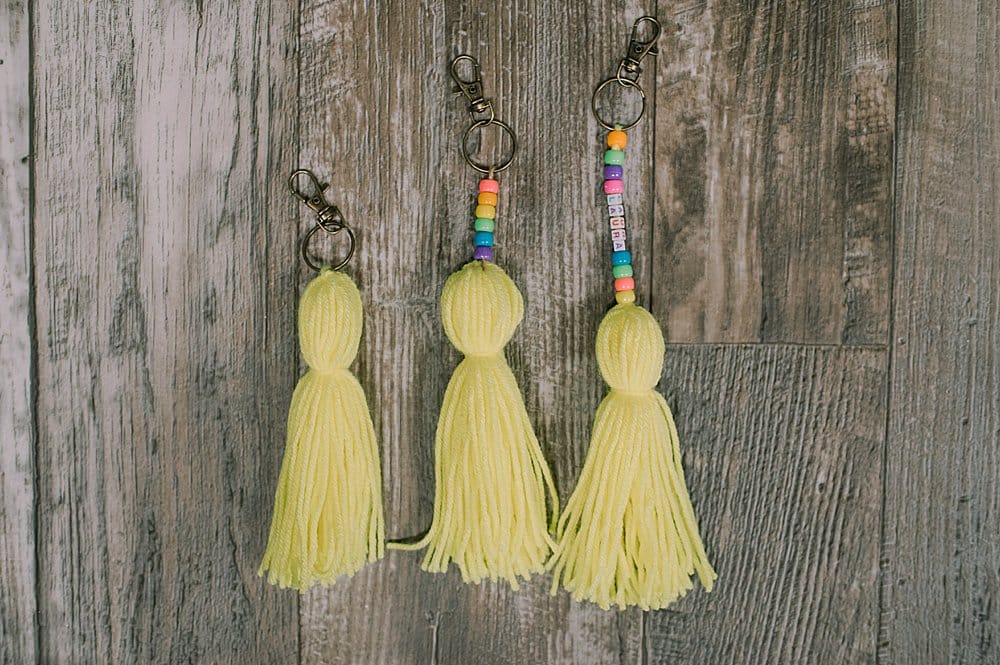 how to make back to school keychains with tassels made of yarn